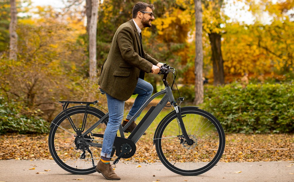 Un cycliste sur l'AsVIVA B15 City E-Bike 28 pouces en gris