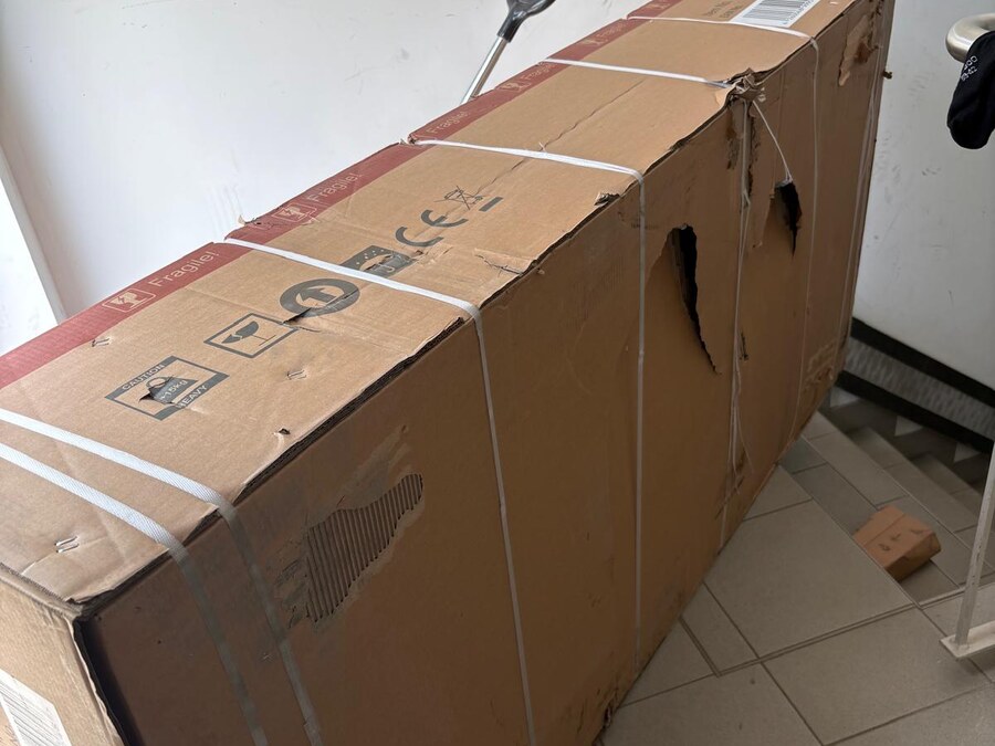 Voici comment l’emballage peut arriver : déchiré à l’extérieur.