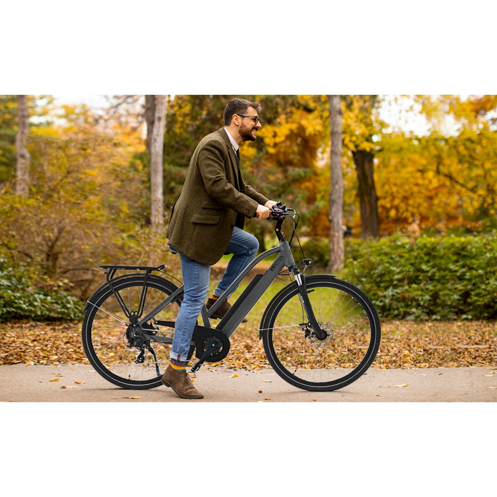 Un cycliste sur l'AsVIVA B15 City E-Bike 28 pouces en gris