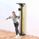 Vue d'ensemble complète de la station de musculation et à poulie AsVIVA MG7 avec banc d'entraînement et habillage en bois véritable