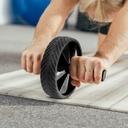 Gros plan d'un homme entraînant ses abdominaux avec la roulette d'abdominaux AsVIVA Fit AW1 sur un tapis