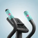 Capteurs de pouls intégrés dans les poignées du vélo elliptique AsVIVA C29 Step pour le contrôle de la fréquence cardiaque