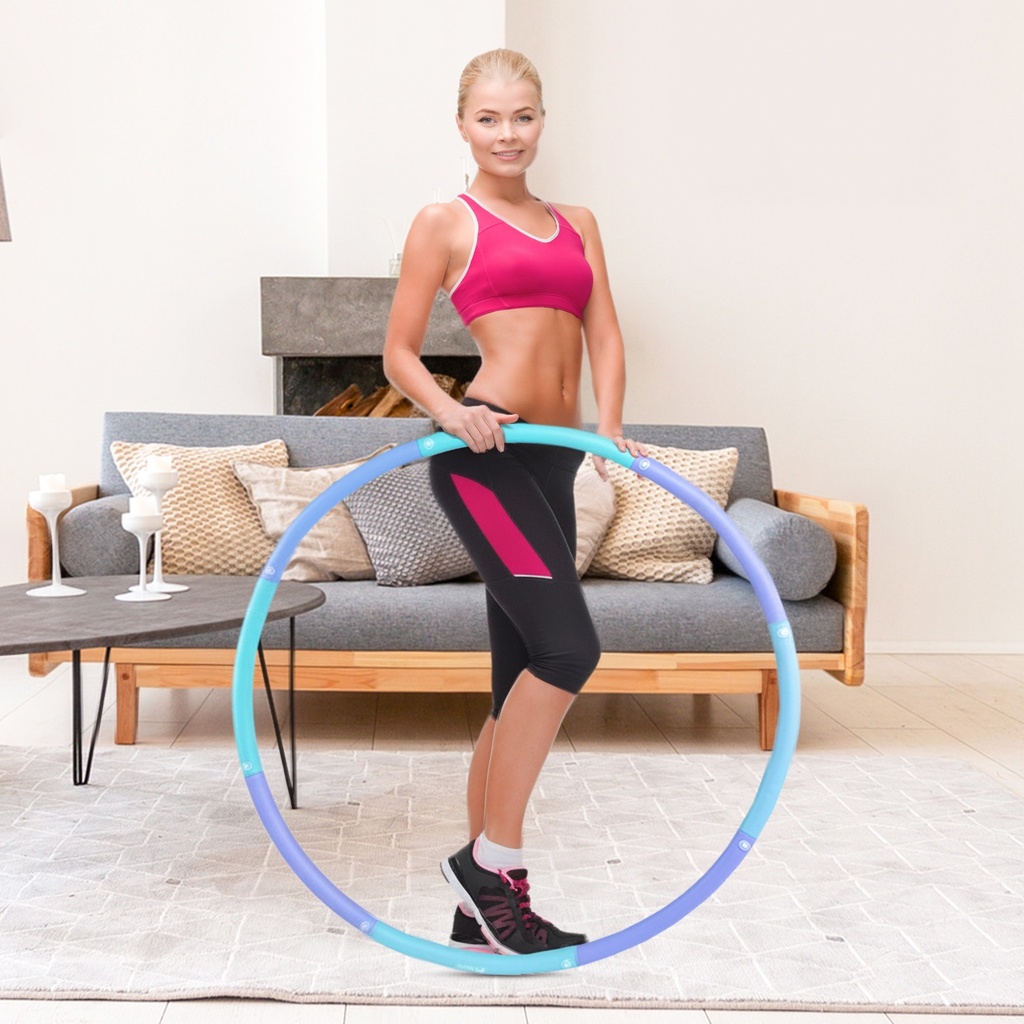 Un modèle s'entraîne avec le cerceau Hula-Hoop AsVIVA HH1 pour un ventre ferme et plat