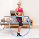 Un modèle s'entraîne avec le cerceau Hula-Hoop AsVIVA HH1 pour un ventre ferme et plat