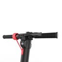 Gros plan du guidon avec verrouillage de pliage rouge et poignées ergonomiques de la AsVIVA ES01