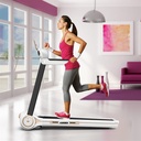Personne marchant sur le tapis de course compact AsVIVA Walking Pad T211 dans le salon