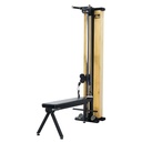 Vue latérale de la station de musculation AsVIVA MG7 en bois véritable clair avec banc d'entraînement monté et poulie à câble